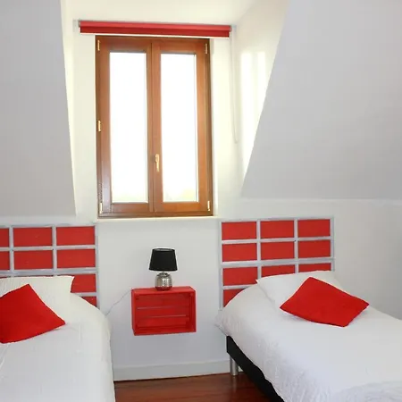 Villa With 5 Bedrooms In Monthois With Private Pool Enclosed Garden And Wifi וילה *